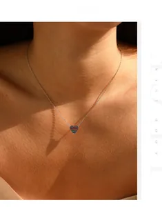 Dettaglio della collana a cuore in argento S925 con zirconi arcobaleno micro-pavé