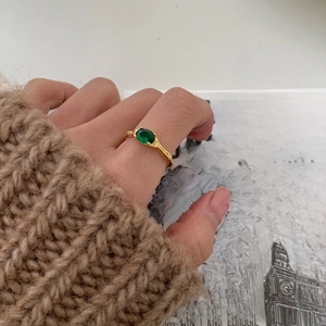 Vintage style 925 sterling silver ring with oval emerald green stone and gold texture