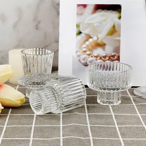 Gros plan de bougeoirs en verre strié avec un design élégant de rayures verticales