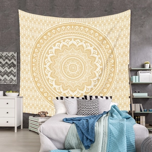 Détail d'une tapisserie murale mandala jaune et blanc pour la décoration de la chambre