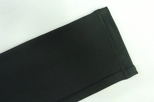 Détail du poignet noir de la combinaison montrant une couture double aiguille précise