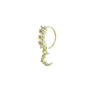 Détail d'un anneau de nez doré avec fleur en zircone et pendentif en forme de lune