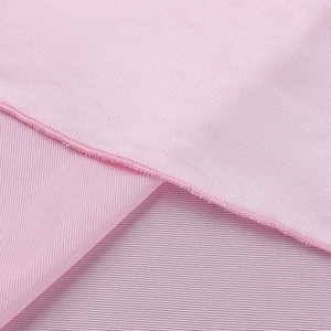Gros plan sur la texture du tricot rose montrant les coutures et la finition de qualité