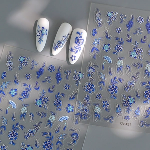 Autocollants nail art en relief avec fleurs bleues et liseré argent style porcelaine