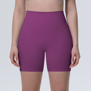 Vue détaillée du short de yoga violet à taille haute avec tissu élastique sans couture
