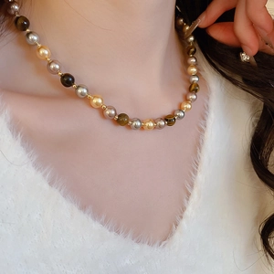 Détail du collier de perles vintage français avec œil de tigre et fermoir magnétique chic