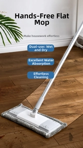 Detail van een zelfwringende vlakmop met microvezeldoek op een houten vloerbedekking