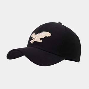 Dettaglio del ricamo dell'aquila di alta qualità su un cappellino da baseball nero