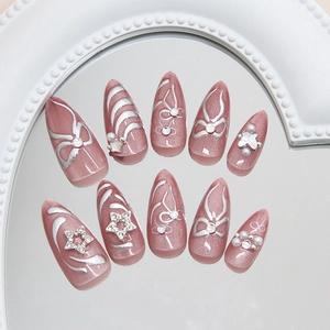 Faux ongles œil de chat rose avec charms étoiles 3D, perles et nœuds argentés