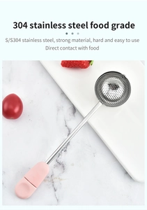 Roestvrijstalen theezeef detailweergave, voedselveilige thee-infuser met roze handvat.