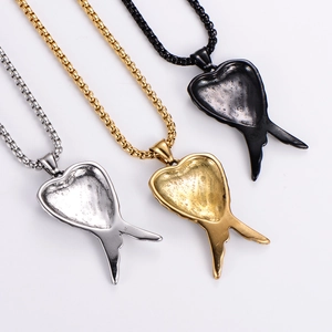 Trois pendentifs cœur avec ailes d'ange style punk vintage en argent, or et noir