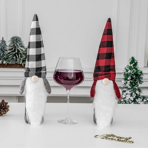 Detail von Weihnachts-Gnom-Weinflaschenhüllen mit rot-schwarzen Karomützen und Kunstfellbärten
