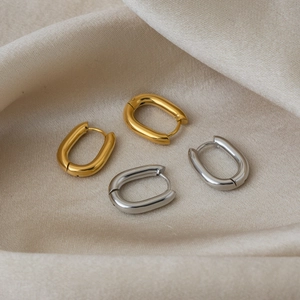 Boucles d'oreilles créoles en U en acier inoxydable or et argent sur tissu en soie