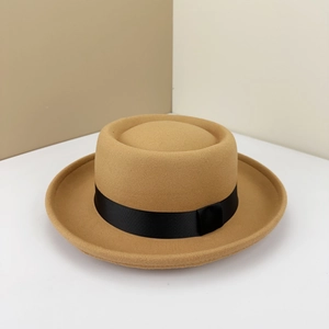 Chapeau canotier élégant en laine feutrée camel avec ruban noir sur fond minimaliste moderne
