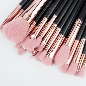 Dettaglio delle setole rosa e ghiere in metallo oro rosa dei pennelli da trucco