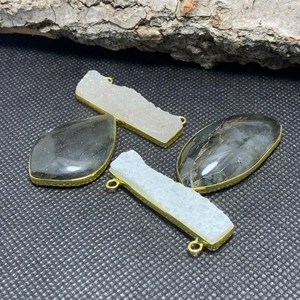 Ciondoli in labradorite e quarzo druzy bianco con cornice placcata oro 14K per collane