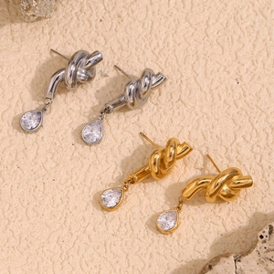 Orecchini a nodo placcati oro 18K e argento con goccia di zircone su base sabbia