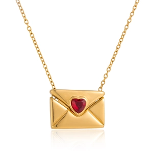 Gros plan du collier enveloppe plaqué or 18 carats avec un zircon rouge en forme de cœur