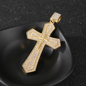Gros plan d'un pendentif double croix hip-hop doré avec zircons étincelants