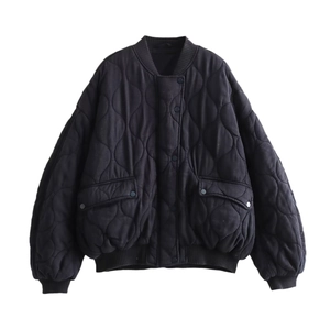 Veste matelassée noire pour femme avec surpiqûres oignon et finitions côtelées