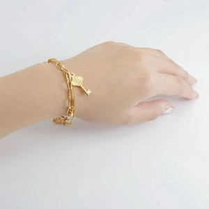Bracelet double rang en acier inoxydable plaqué or 18K avec pendentif clé fleur