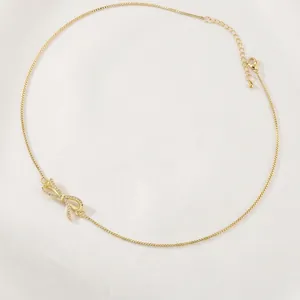 Minimalistische gouden strikketting met zirkoon hanger aan koperen boxketting, 42cm+5cm