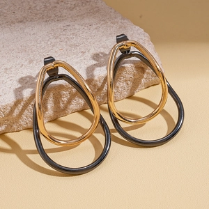 Minimalist pear-shaped double-ring earrings in gold and gunblack metallic finish