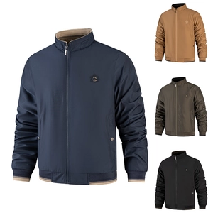 Casual herenjack met opstaande kraag in vier kleuren met geribde manchetten en badge