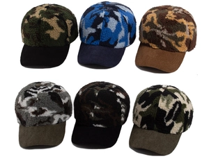 Dettaglio di sei cappellini da baseball camouflage in sherpa con visiere in velluto