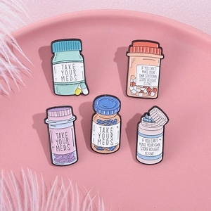 Lot de cinq épingles en émail en forme de flacons de médicaments colorés avec texte
