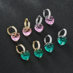 Detail van hartvormige hangende oorbellen met roze en groene zirkoonstenen