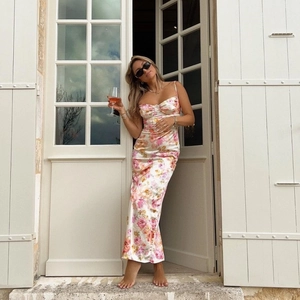 Robe longue en satin à fleurs avec corsage ajusté et fines bretelles élégantes