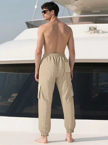 Détail du pantalon cargo à carreaux kaki avec taille élastique à cordon et poches latérales