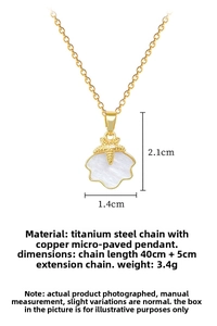 Dettaglio macro della collana di conchiglie dorate con accenti di stella marina