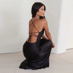 Détail de la robe dos nu en satin noir montrant les bretelles croisées et la texture