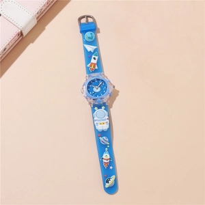 Détail du bracelet en silicone bleu avec astronaute 3D et fusée pour montre enfant