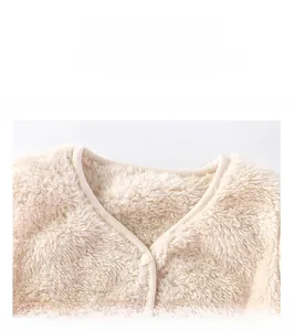 Dettaglio del gilet in pile per neonati con morbido scollo a V e bordo rifinito bene