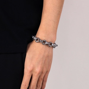 Bracelet tête de lion rétro pour homme en acier avec texture martelée au poignet