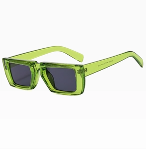 Detailansicht der fruchtgrünen rechteckigen Sonnenbrille mit dunkelgrauen Gläsern