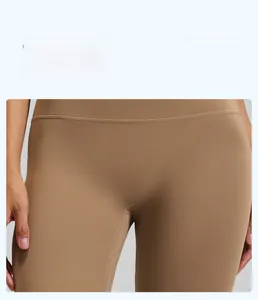 Détail du pantalon de yoga taille haute avec entrejambe sans couture et tissu sport beige