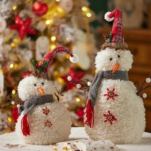 Set di due pupazzi di neve natalizi in peluche con cappelli a quadri rossi e bianchi