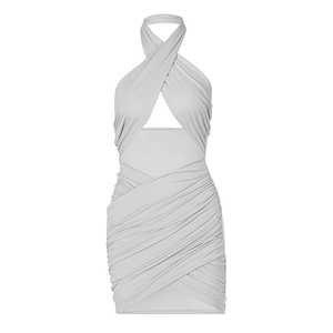 Détail de la robe licou gris clair avec design dos nu et effet froncé sexy