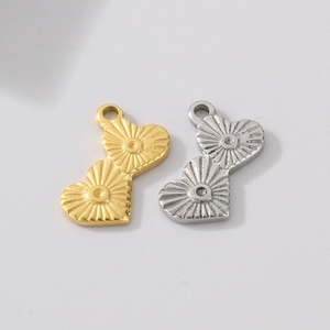 Pendentifs double cœur en or et argent avec texture soleil au style métallique minimaliste