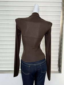 Détail de haut en maille marron ajusté avec col montant et vue arrière sur mannequin