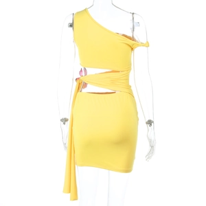 Détail d'une robe jaune à une épaule avec découpe latérale et liens de serrage au dos