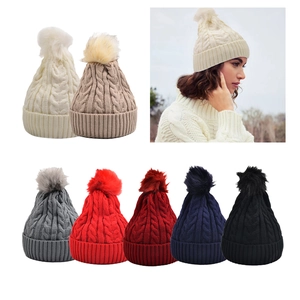 Bonnet en grosse maille torsadée avec pompon en fausse fourrure en plusieurs coloris