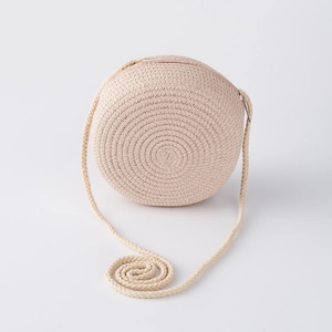 Détail du sac à bandoulière rond en paille pour filles en beige avec lanière tressée