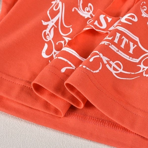 Makroaufnahme von orangefarbenem Stricksaum mit Doppelnaht und weißem Quality-Print