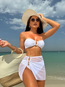 Bikini blanc trois pièces avec paréo en maille transparente et pendentifs en métal doré