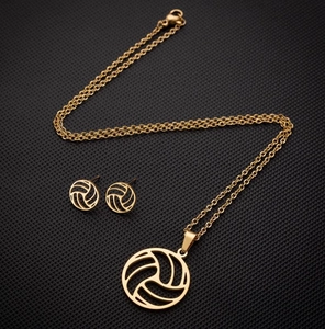 Vue détaillée du collier pendentif volleyball doré et des boucles d'oreilles assorties